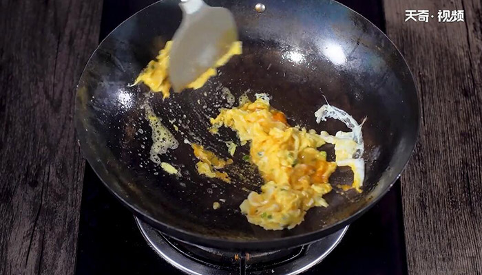 蟹黄蛋炒饭做法步骤：6