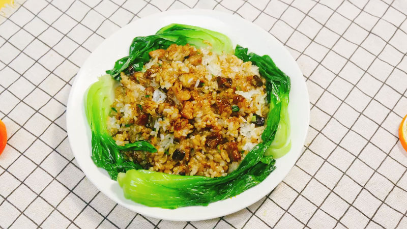 香菇肉丁炒饭做法步骤：8