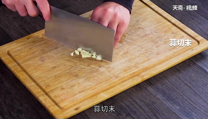 炖小鱼贴饼子做法步骤：6