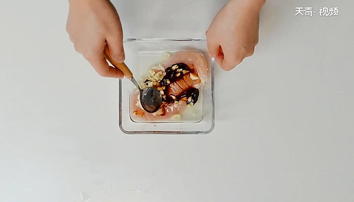 酸酸黑椒鸡胸肉做法步骤：4