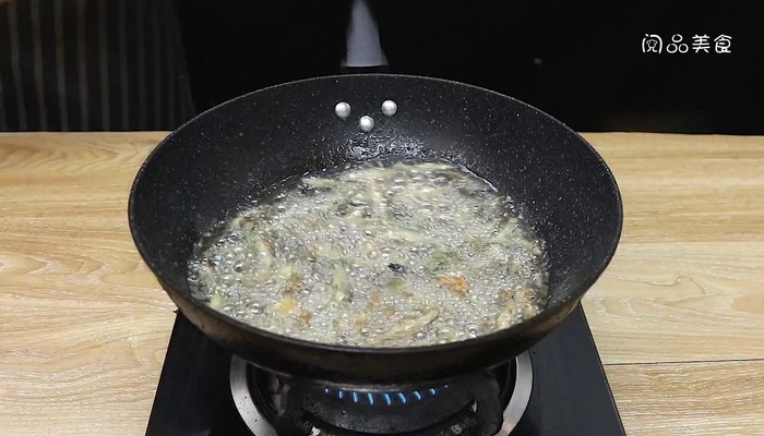 双椒炒小鱼仔做法步骤：7