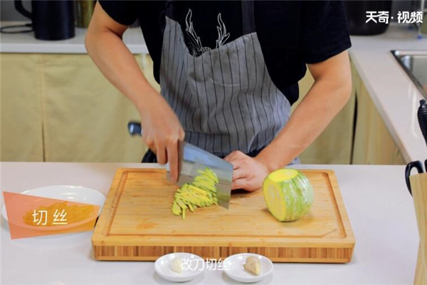 南瓜丝做法步骤：1
