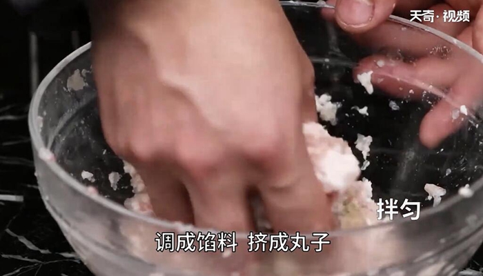 汆乌鱼丸子做法步骤：7
