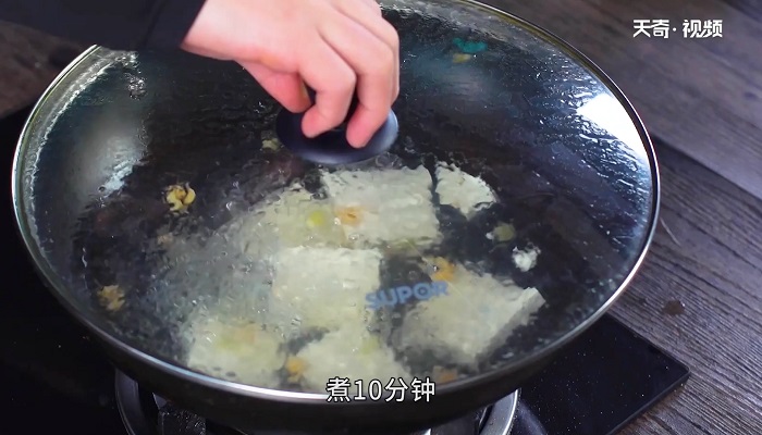 蟹味菇汤豆腐做法步骤：6