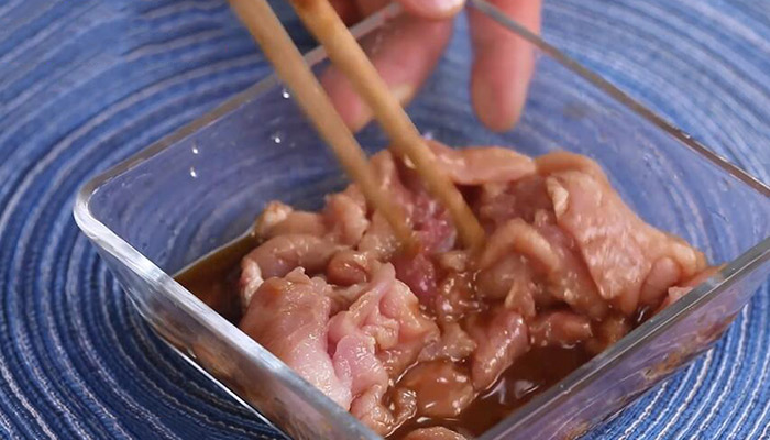 猪血炒豆干做法步骤：5