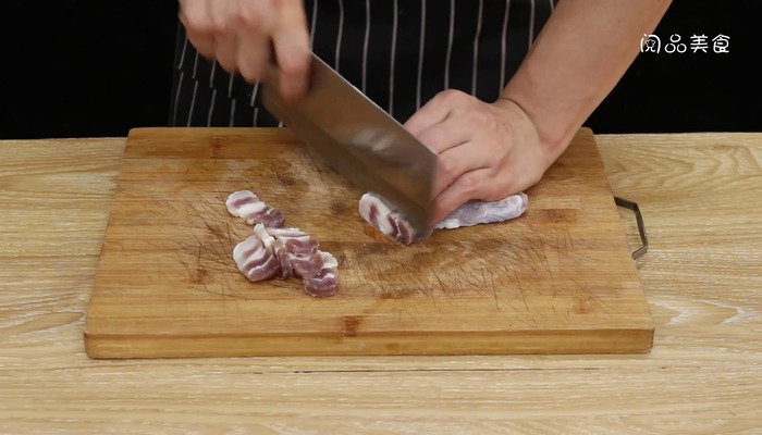 大蒜炒咸肉做法步骤：3