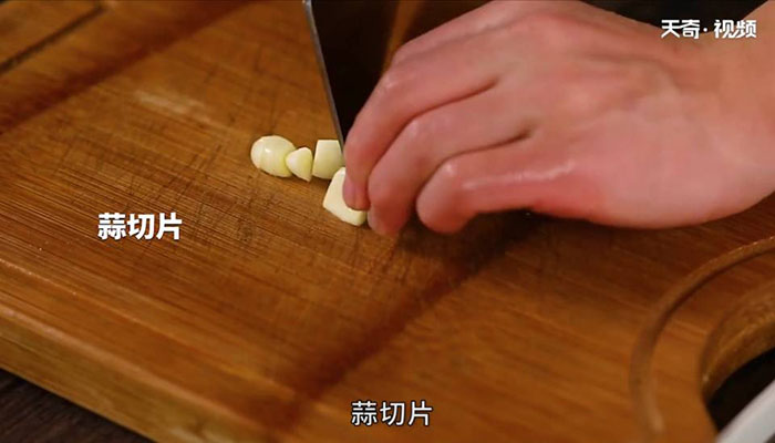 麻辣肥肠鱼做法步骤：7