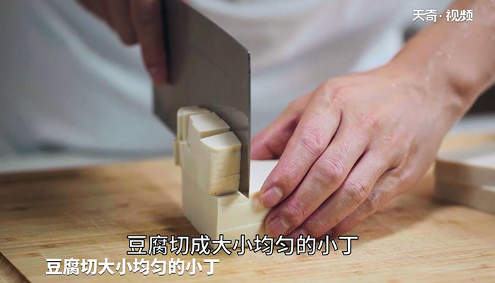 咸蛋豆腐羹做法步骤：2