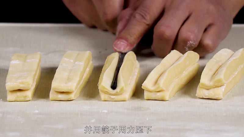 炸油条做法步骤：6