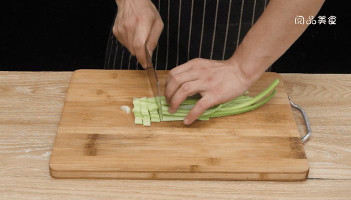 芹菜炒黄豆做法步骤：3