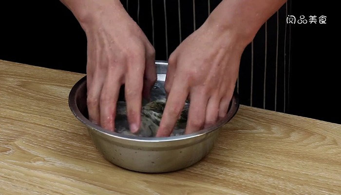 金蒜蒸牡蛎做法步骤：2