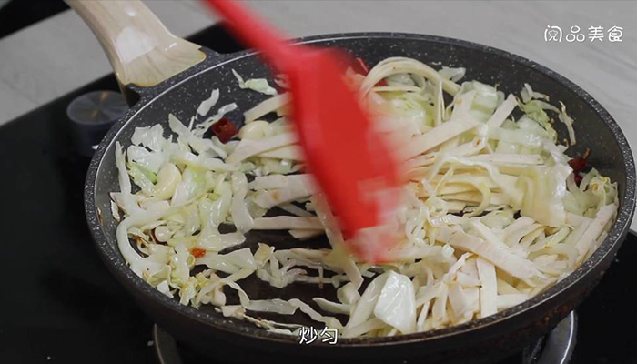 圆白菜焖饼条做法步骤：7