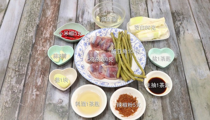 酸辣鸡杂做法步骤：1