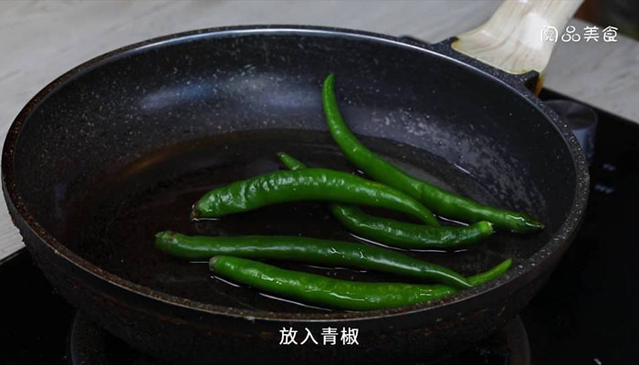 烧椒皮蛋拌茄子做法步骤：7