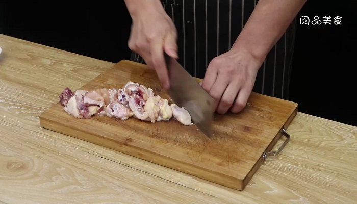 当归田七炖鸡做法步骤：2