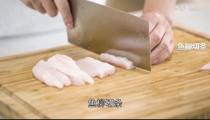 椒盐鱼条做法步骤：3