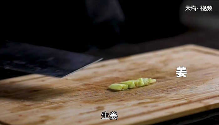 青椒炒猪头肉做法步骤：4