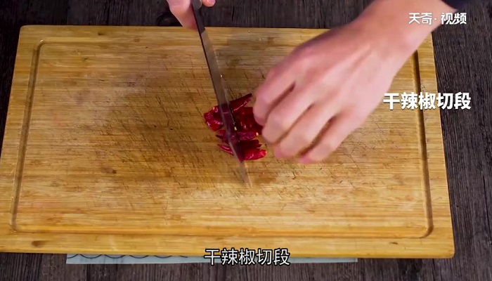 炖小鱼贴饼子做法步骤：4