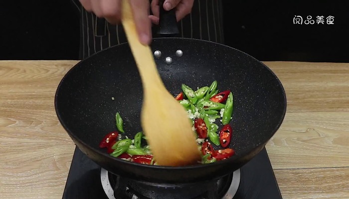 双椒炒小鱼仔做法步骤：8