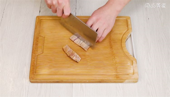 木耳炒黑墨鱼做法步骤：3