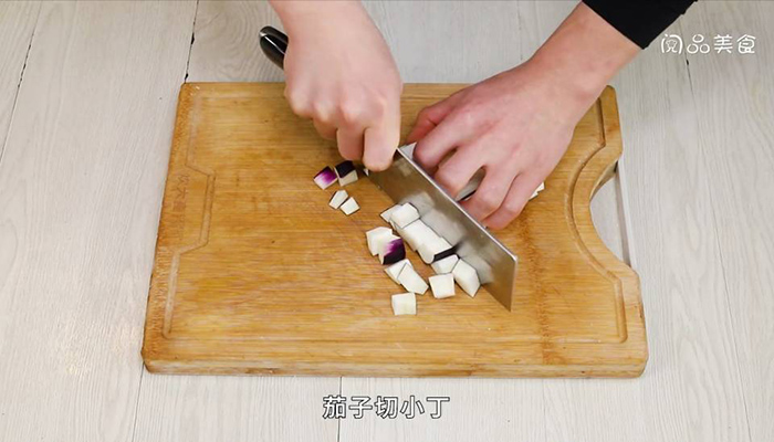 茄子肉丁炒饭做法步骤：3