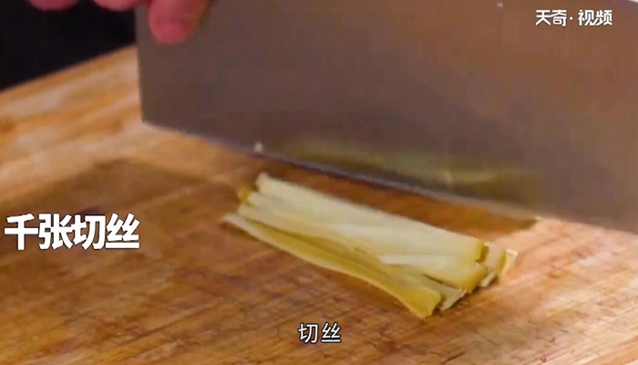 芹菜炒千张做法步骤：3