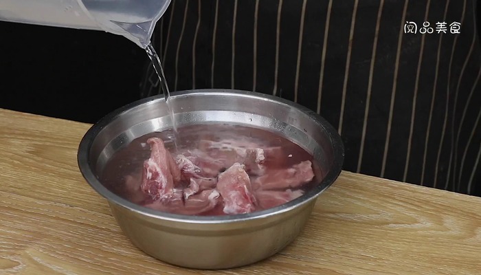 胡萝卜牛骨汤做法步骤：2