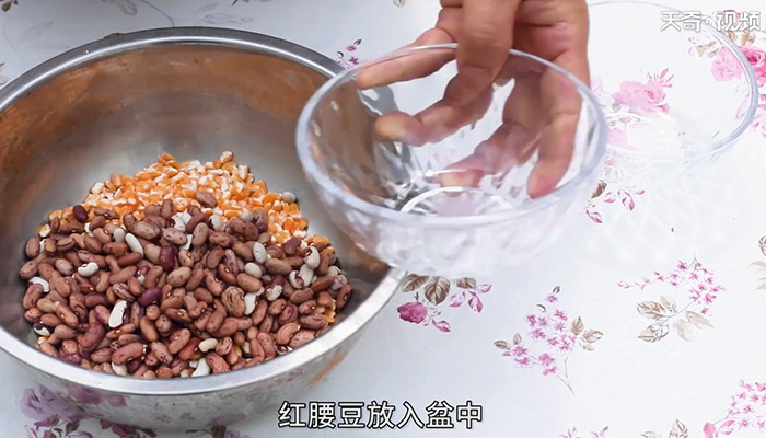 玉米红豆粥做法步骤：3