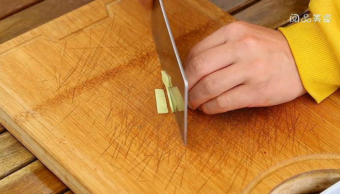 香菇粉皮炖鸡做法步骤：5