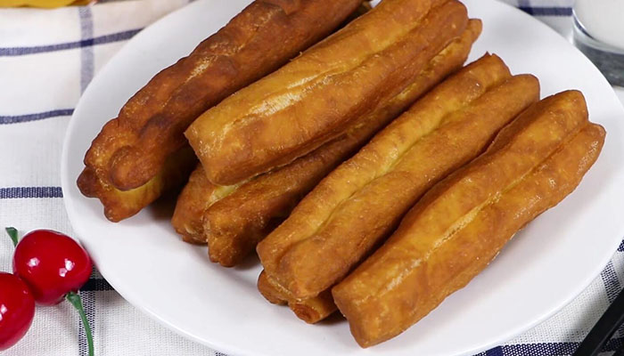 炸油条做法步骤：8