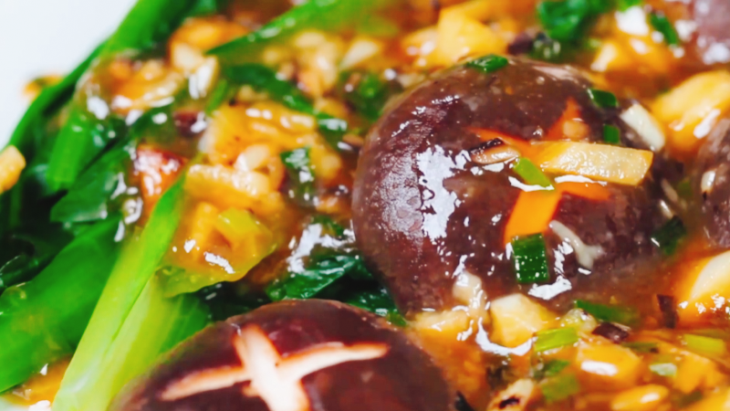 浇汁香菇油麦菜