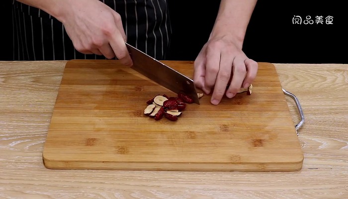 莲子银耳汤做法步骤：4