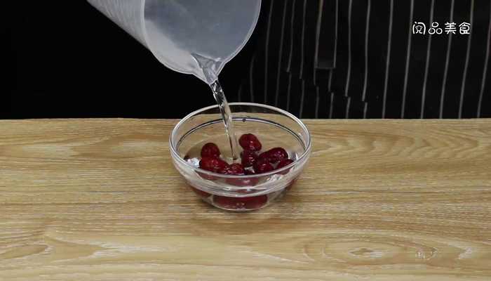 益母草泡红枣做法步骤：2