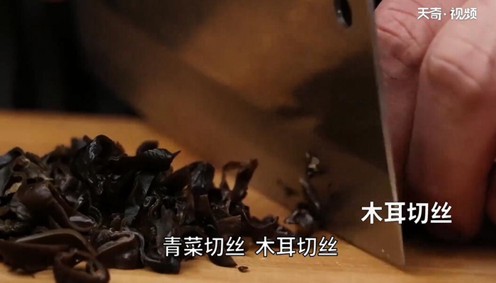 汆乌鱼丸子做法步骤：3