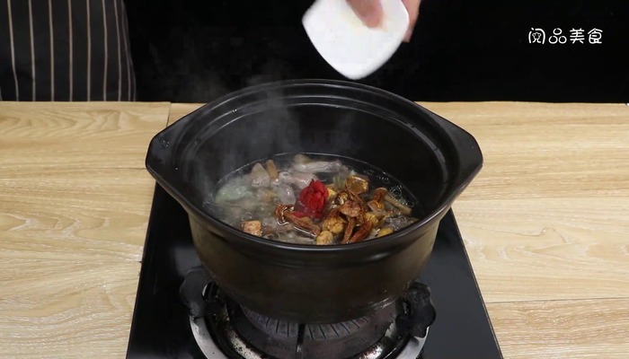 松茸鸽子汤做法步骤：8