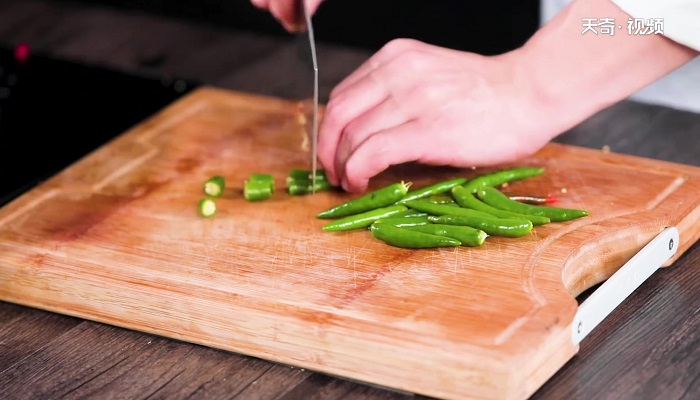 双椒耗儿鱼做法步骤：3