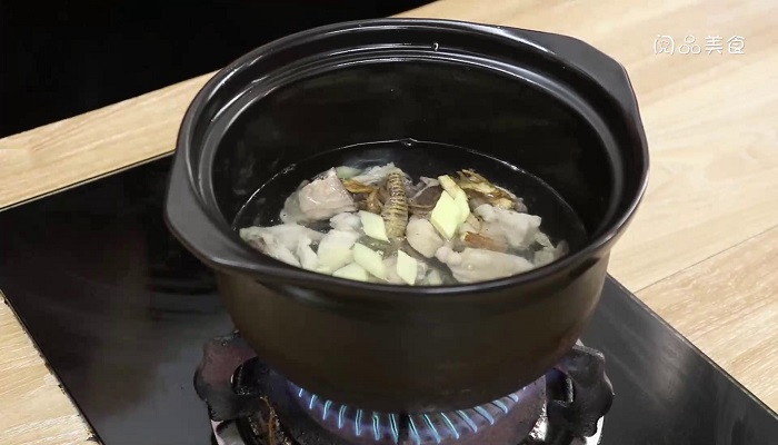 当归田七炖鸡做法步骤：7