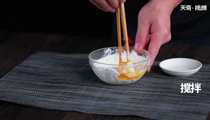 炸银鱼做法步骤：5