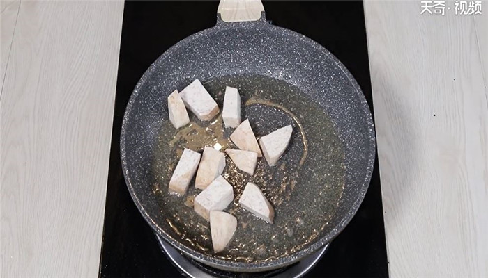 芋头焖鸭做法步骤：7