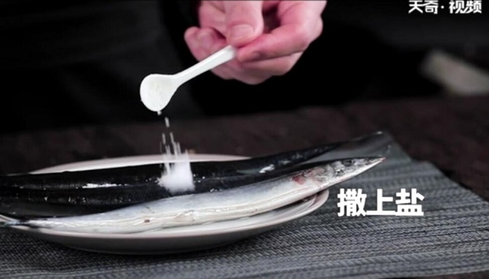 日式烤秋刀鱼做法步骤：3