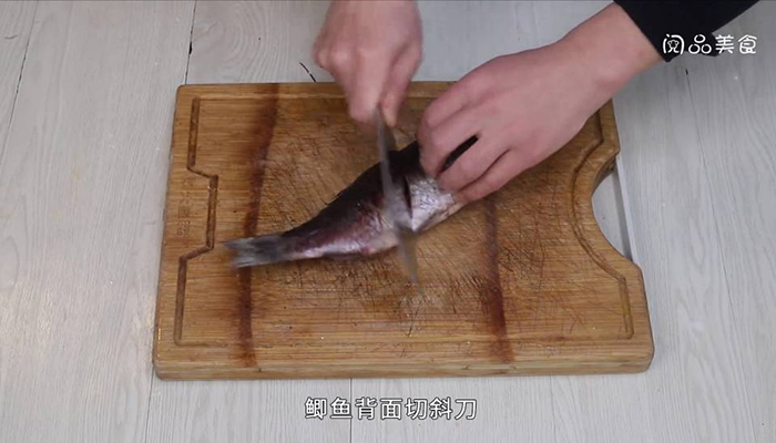 鲫鱼牛奶汤做法步骤：2