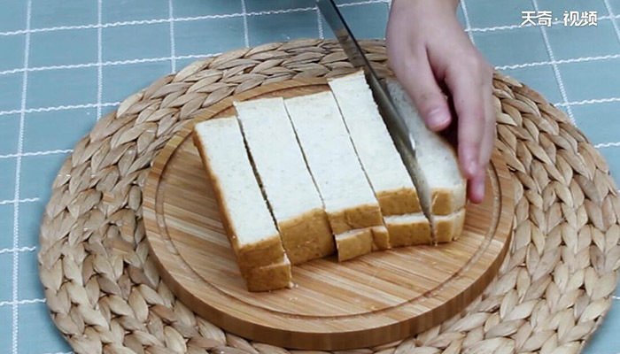 香蒜面包条做法步骤：2