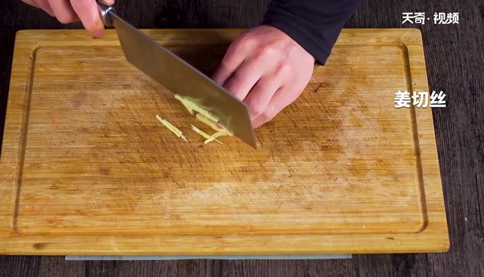 炖小鱼贴饼子做法步骤：5