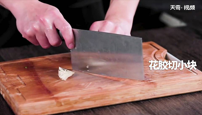 花胶炖鸡脚汤做法步骤：3