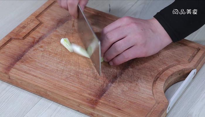 圆白菜焖饼条做法步骤：4