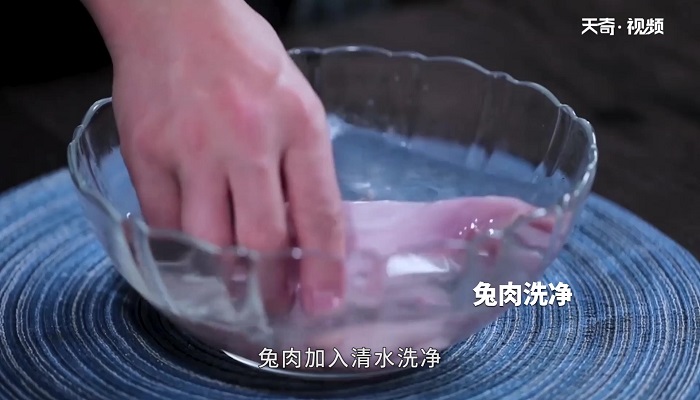 葱香霸王兔丁做法步骤：2