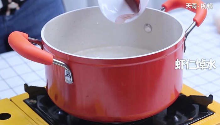 虾仁红椒蛋卷做法步骤：2