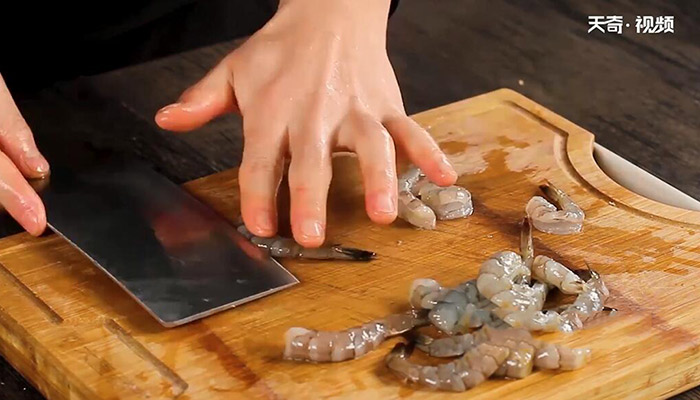 小葱米椒铺盖虾做法步骤：2