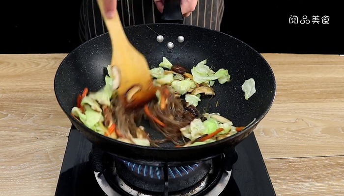 香菇粉条炒甘蓝做法步骤：11