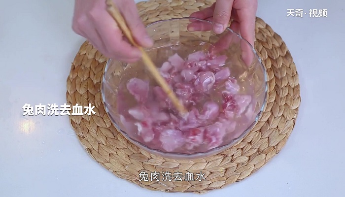 五香孜然兔做法步骤：4